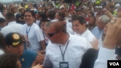 El presidente encargado de Venezuela, Juan Guaidó, sorprendió al llegar a Cúcuta, en medio de la conglomeración de asistentes al concierto Venezuela Aid Live.