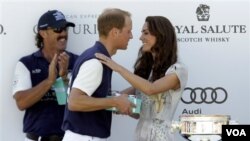 Kate, Duchess of Cambridge, memberikan tropi bagi tim pemenang pertandingan polo sebelum memberi kecupan kepada suaminya, di lapangan polo Santa Barbara, Carpinteria, Kalifornia (10/7).