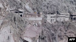 خاکستر خانه‌ها و درختان دامنه کوه سمرو را پوشانده است - ۱۴ آذر ۱۴۰۰