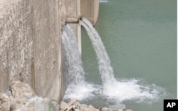 Nước thấm vừa chảy trong ống thu gom nước thấm, vừa chảy luồn trong thân đập mép ngoài ống thu nầy, chảy về hạ lưu bên ở phía tường bên trái của tràn xã lũ