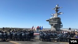 Menteri Pertahanan AS Ash Carter berpidato di atas kapal induk raksasa USS Carl Vinson di pelabuhan San Diego, California, Kamis (29/9). (VOA/C. Babb)