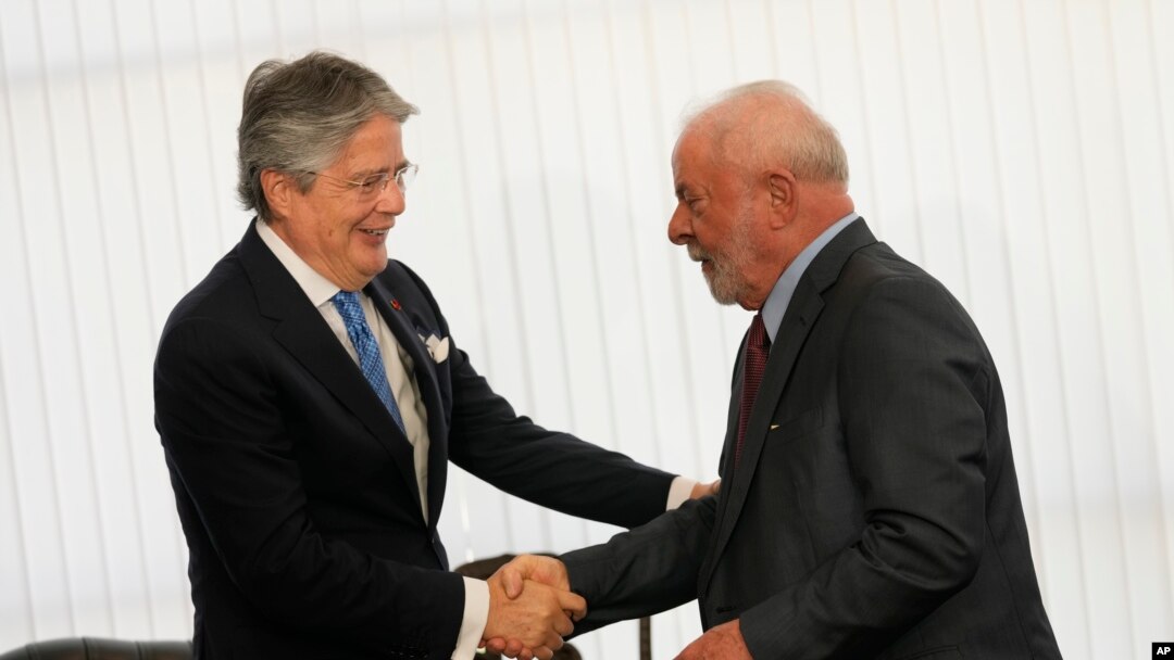 El presidente de Brasil, Luiz Inácio Lula da Silva, estrecha la mano del presidente de Ecuador, Guillermo Lasso, durante una reunión bilateral en el palacio Itamaraty, el día después de la investidura de Lula en Brasilia, Brasil, el 2 de enero de 2023.
