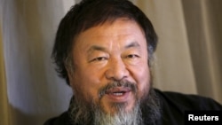 Pembangkang China, Ai Weiwei dalam sebuah wawancara di Beijing, Maret 2015 (foto: dok).