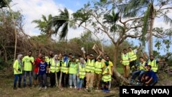 Abdulrauf Khan (tengah) bersama para Relawan Muslim jaringan "ICNA Relief USA", memberikan bantuan bencana dan layanan sosial kepada masyarakat yang membutuhkan di Cooper City, Florida (15/9). 