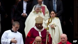 ARCHIVO - Monseñor Wilton Gregory, arzobispo de Washington DC., sale de la catedral St. Mathews, de la ciudad, el 6 de octubre de 2019. Gregory es el primer obispo negro de EE.UU., nombrado cardenal por el Papa Francisco.