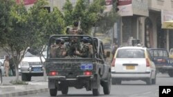 Pasukan keamanan Yaman melakukan patroli di kompleks kedutaan asing di Sana'a (foto: dok). Pengadilan keamanan negara Yaman menjatuhkan hukuman penjara atas tiga militan al-Qaida karena merencanakan serangan terhadap pasukan keamanan, misi diplomatik dan berbagai instansi pemerintah di negara itu. 