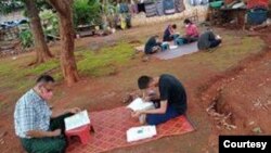 အစုအဖြဲ႔ေလးေတြနဲ႔ စာသင္ၾကားေနတဲ့ တာ့ခ္ခ႐ုိင္ထဲက ျမန္မာေရႊ႕ေျပာင္းစာသင္ေက်ာင္း။