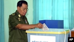 Senior General Than Shwe, leader of the Myanmar's military government casts his ballot for the elections in Naypyitaw, Myanmar's administrative capital, 7 Nov 2010.