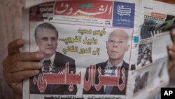 Les deux candidats au second tour de la présidentielle tunisienne, Nabil Karoui et Kais Saied, en une d'un quotidien à Tunis le 16 septembre 2019.