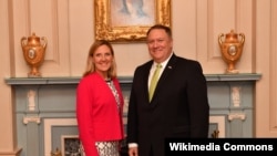 Xanim Andrea Thompson(R) Mike Pompeo wezîrê derve yê Amerîka(Ç)