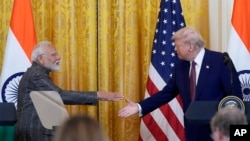 Presiden AS Donald Trump menjabat tangan Perdana Menteri India Narendra Modi dalam konferensi pers bersama di Gedung Putih, Washington, pada 13 Februari 2025. (Foto: AP/Alex Brandon) 