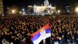 Sırbistan'da binlerce protestocu seçimlere usulsüzlük yapıldığı gerekçesiyle dün akşam başkent Belgrad'da yerel seçim komisyonunun bulunduğu belediye binasının önünde toplandı - 24 Aralık 2023