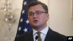 Menteri Luar Negeri Ukraina Dmytro Kuleba berbicara pada konferensi pers di Departemen Luar Negeri di Washington, Rabu, 10 November 2021. (Foto: Leah Millis via AP)