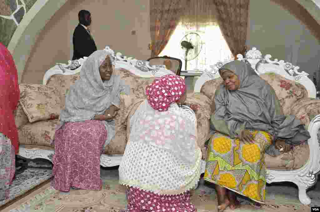 A&#39;isha Buhari Tana Yiwa Uwar Gidan Maitama Sule Gaisawa