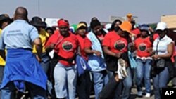 Une manifestation devant l'Hôpital Natalspruit à Johannesburg pour la hausse de salaire.