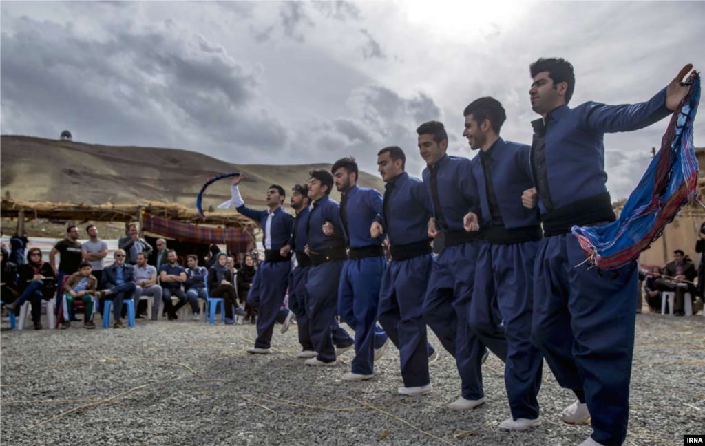 آیین سنتی «صدای پای بهار» در روستای کندوله- کرمانشاه عکس: بهمن زارعی