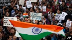 Mahasiswa India mengibarkan bendera India dan meneriakkan slogan-slogan saat unjuk rasa di Jawaharlal Nehru University menentang penahanan seorang pemimpin mahasiswa di New Delhi, India, Kamis, 18 Februari 2016.