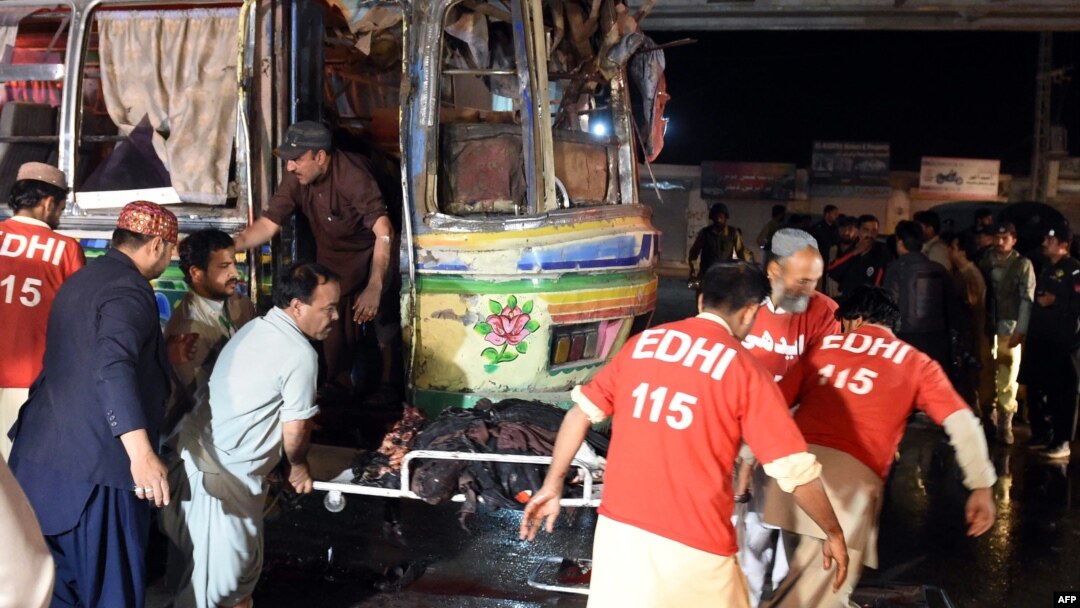 Warga setempat dan para relawan menolong para korban ledakan di dalam bisa penumpang di kota Quetta, Pakistan, Senin (19/10).