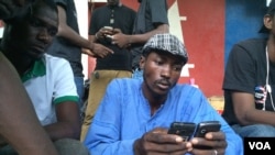 A "downloader" on the street in Bamako (VOA/K. Höije).