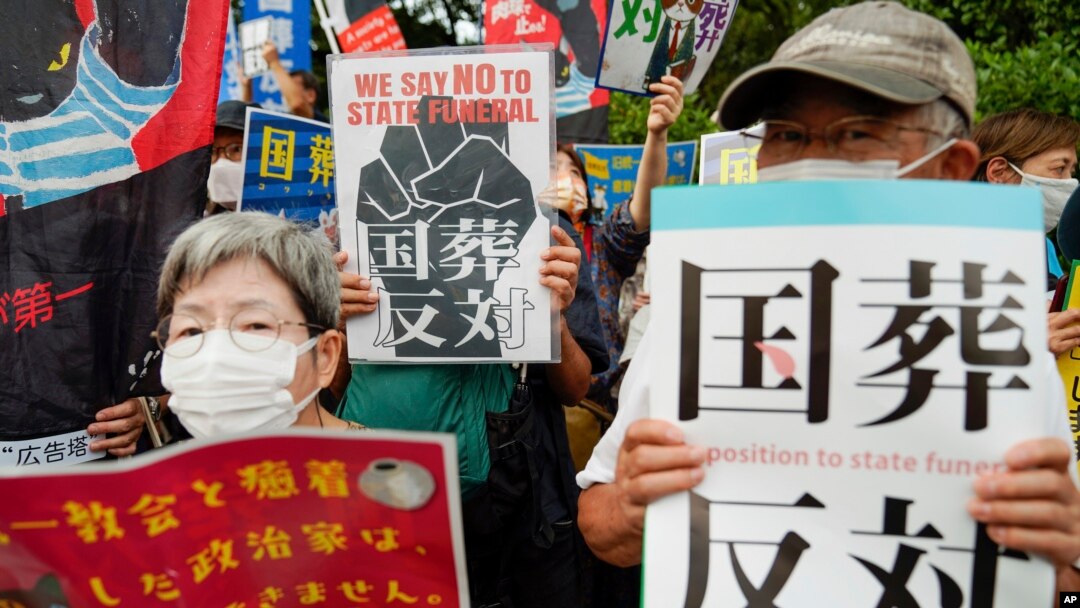一些日本人抗议政府为前首相安倍举行国葬。(美联社2022年9月27日)
