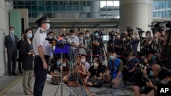 香港警務處處長鄧炳強5月12日在香港對記者講話。