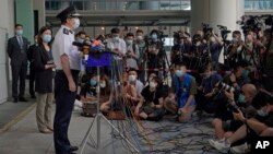 香港警务处处长邓炳强在星期三(5月12日)下午会见传媒讲述国安处处长蔡展鹏接受调查的消息