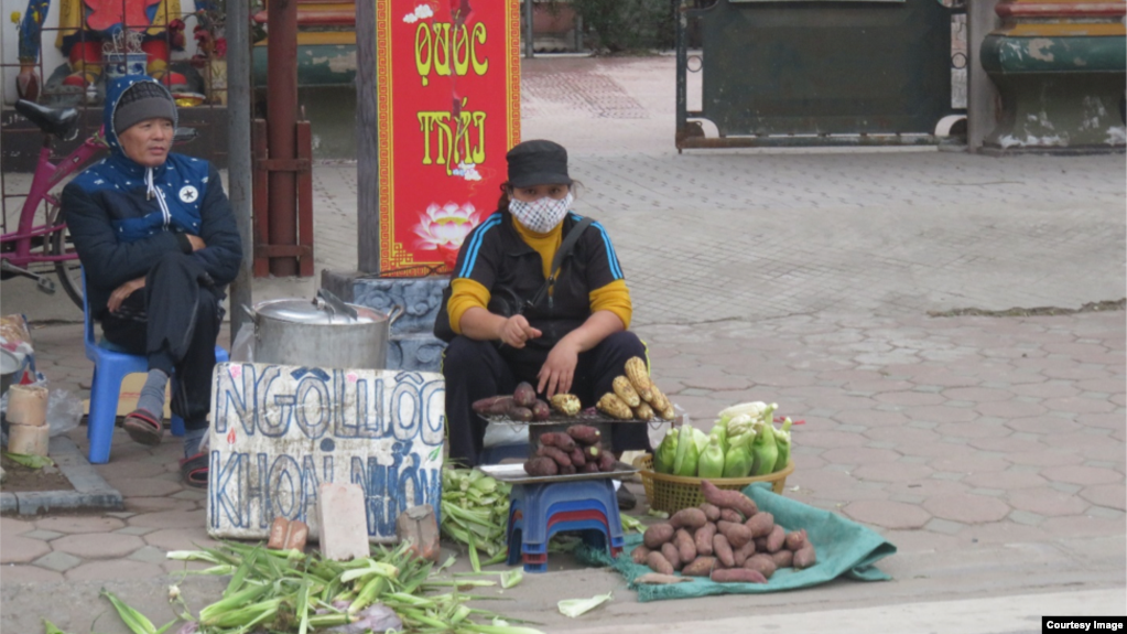 Người nghèo vẫn miệt mài trong giá rét những ngày giáp Tết.