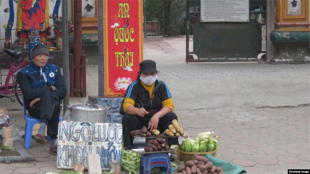 Một người bán hàng rong ở Hà Nội dịp giáp Tết