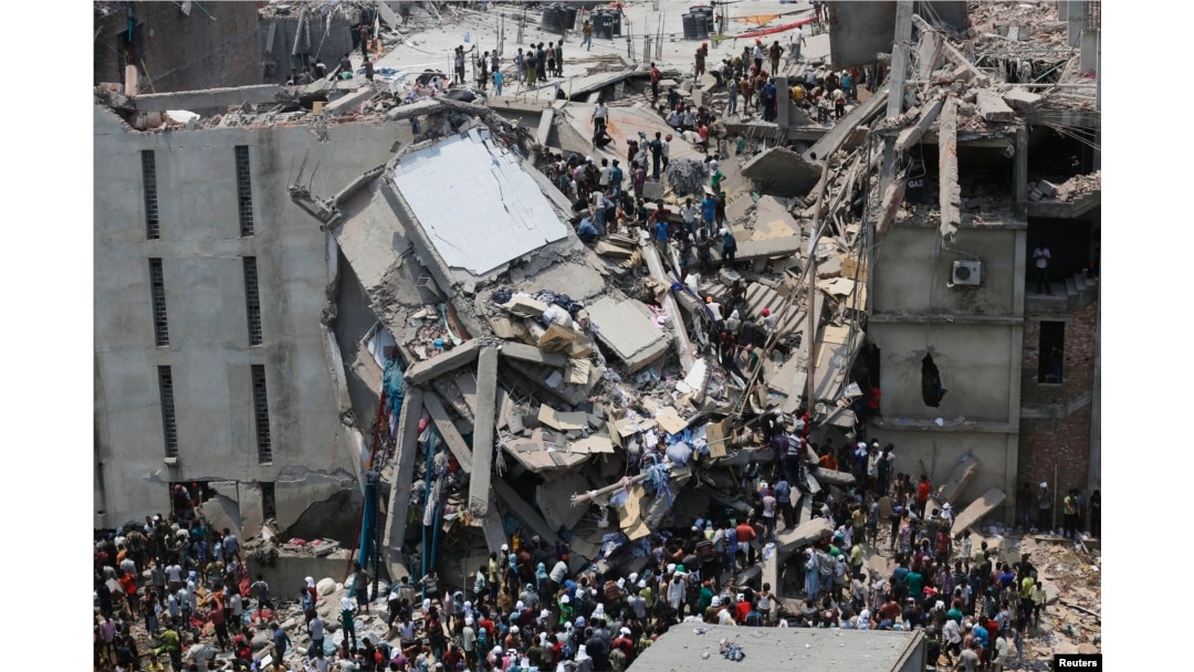 Petugas menyelamatkan para pekerja yang terperangkap di bawah reruntuhan gedung Rana Plaza di Savar, Bangladesh, 24 April 2013.