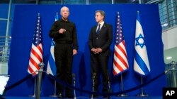 Američki državni sekretar Antony Blinken i izraelski ministar odbrane Joav Galant obraćaju se novinarima u Tel Avivu. (Foto: AP/Jacquelyn Martin)