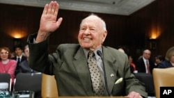 Mickey Rooney saluda en el Congreso donde testificó sobre el abuso de ancianos en 2011.