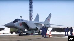Rossiyaga qarashli MiG-31 qiruvchi samolyoti "Kinjal" gipertovushli raketalar bilan havoga ko'tarilishga taraddud ko'rmoqda