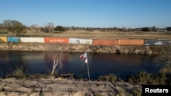 Прапор Техасу майорить біля річки Ріо-Гранде в Ігл-Пасс, штат Техас, 17 січня 2024 року. Фото: Reuters/Go Nakamura