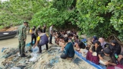 Anggota angkatan laut Thailand membantu pengungsi Rohingya yang ditemukan di Pulau Koh Dong di Provinsi Satun, Thailand selatan. (Foto: via AP)