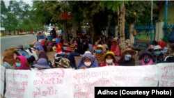 FILE - Land disputants gather in front of Koh Kong provincial court on Thursday as five villagers were questioned, November 12, 2020. (Photo courtesy of Adhoc)