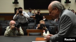 Kongresmen Steve Cohen ostavlja figuricu kokoške na mjesto gdje je trebalo da sjedi sekretar za pravosuđe William Barr.