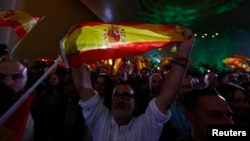 Para pendukung partai ekstrem kanan, VOX, merayakan hasil pilkada Andalusia di Sevilla, Spanyol, 2 Desember 2018 (foto: Reuters/Marcelo Del Pozo)