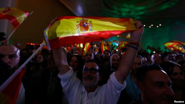 西班牙极右翼政党“声音党”的支持者庆祝该党首次赢得安达卢西亚地区议会席位