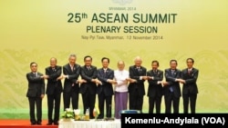 Presiden Jokowi berfoto bersama para pemimpin negara ASEAN di Myanmar (Foto: VOA/dok kemenlu-andylala)