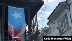Bandera de Puerto Rico en un edificio de la isla devastada por el huracán María.