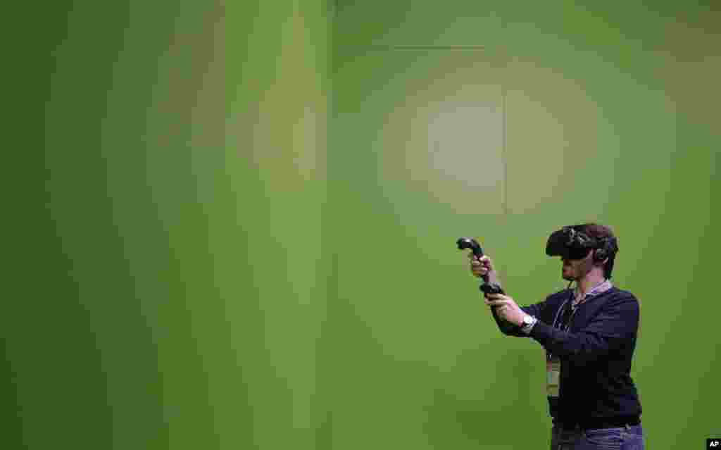 스페인 바르셀로나에서 열린 세계모바일박람회에서 한 남성이 가상현실(VR) 단말기를 사용하고 있다.