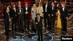 Director Alejandro Inarritu accepts the Oscar for best picture for his film "Birdman" during the 87th Academy Awards in Hollywood, California February 22, 2015. (REUTERS/Mike Blake)