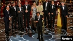 Director Alejandro Inarritu accepts the Oscar for best picture for his film "Birdman or (The Unexpected Virture of Ignorance)"during the 87th Academy Awards in Hollywood, California February 22, 2015.