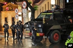 Polisi berjalan melewati kendaraan lapis baja di Mabes Polri menyusul dugaan serangan militan di Jakarta, Rabu, 31 Maret 2021.