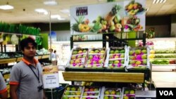 Prices for Alphonso mangoes have crashed in India due to a ban by the European Union. In this photo, they are on sale in a supermarket in Delhi, India, May 7, 2014. (Anjana Pasricha/VOA)