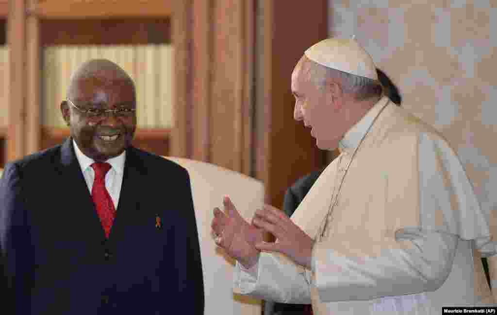 O Papa Francisco e o Presidente de Moçambique, Armando Guebuza, na audiência privada no Vaticano, 4 Dez. 2014