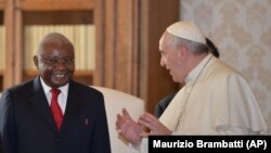 O Papa Francisco e o Presidente de Moçambique, Armando Guebuza, na audiência privada no Vaticano, 4 Dez. 2014