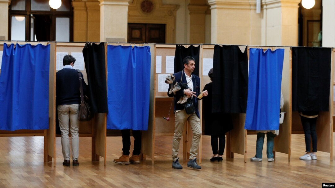 Glasači na biračkom mestu, tokom glasanja u drugom krugu za predsednika Francuske, u Lionu, Francuska, 7. maja 2017. (REUTERS/Robert Pratta - RTS15HAO )