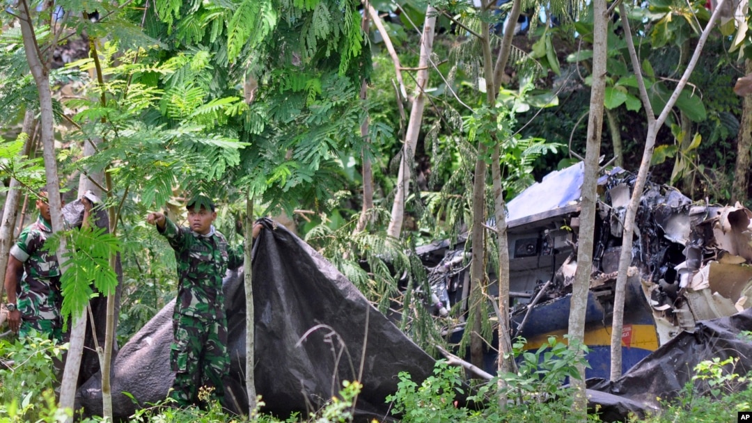 Pesawat militer Indonesia jatuh saat pertunjukan udara di Yogyakarta.