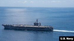 Le porte-avion américain Carl Vinson (CVN 70) passe par l'océan indien, le 15 avril 2017. 